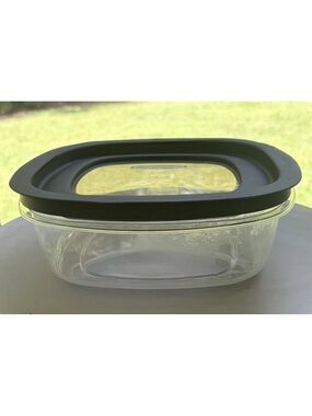Rubbermaid Clear Premier 9 Cup Storage Container & Black Lid FG 7H78